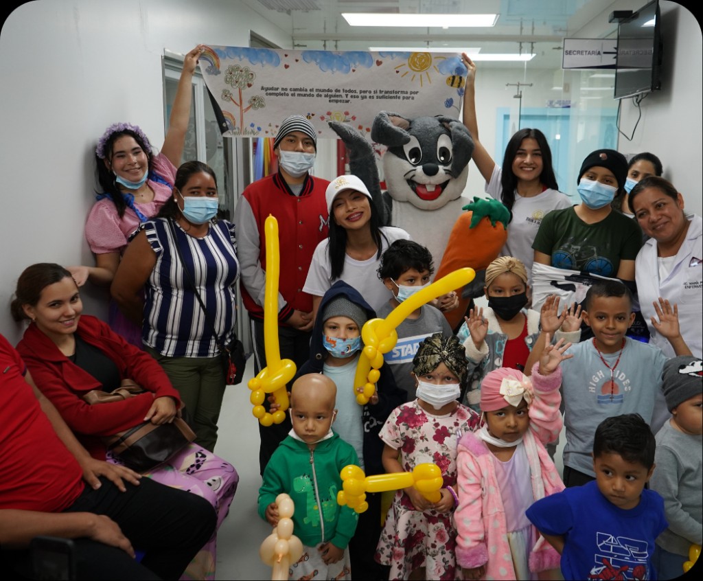 Visita a niños y familias en centro de salud con voluntarios y equipo Trillion Quest.
