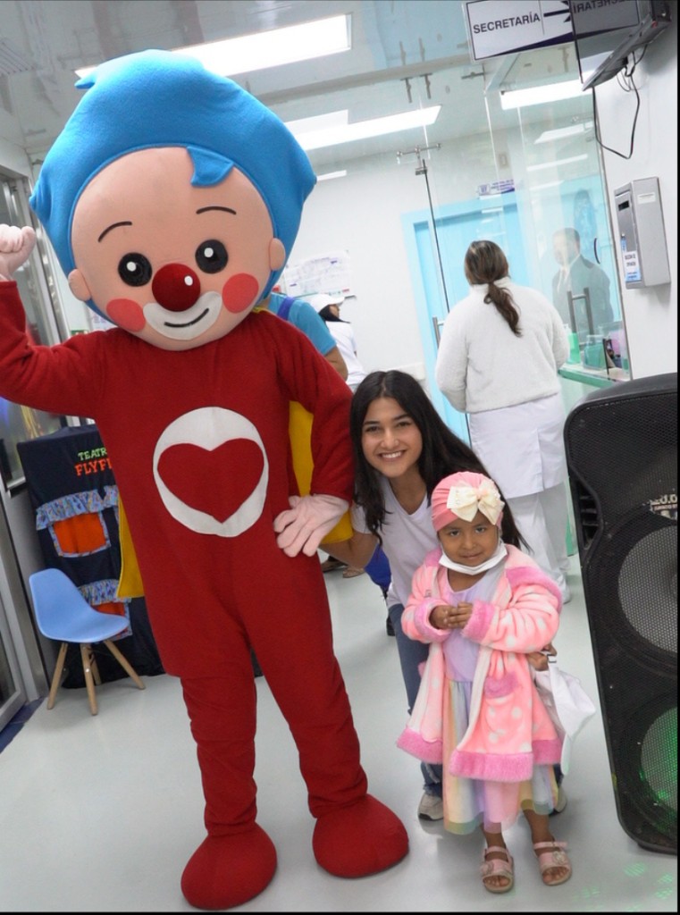 Visita con mascota a niña y familia en centro de salud.